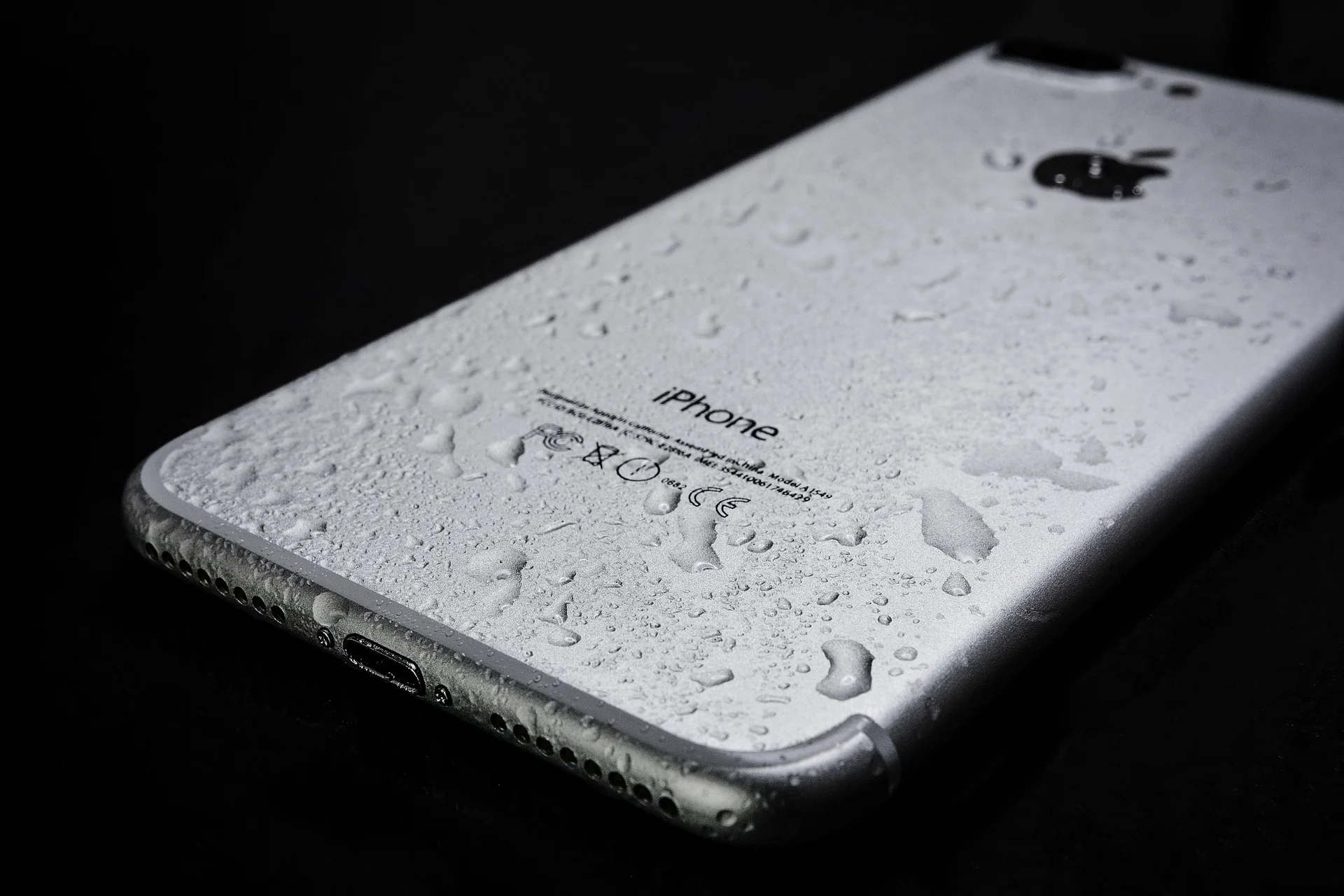 Phone එක වතුරට වැටුණාද? කරන්න ඕන දේවල් සහ අනිවාර්යයෙන්ම නොකරන්න ඕන දේවල් (2026 Guide)